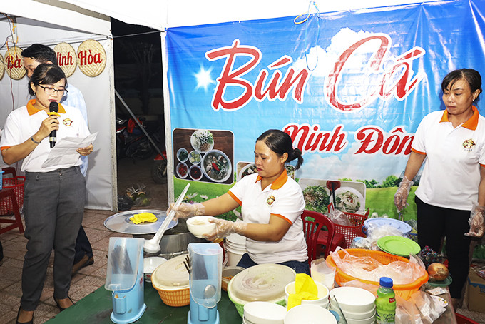 Đại diện cơ sở bún cá Ninh Đông giới thiệu sản phẩm của mình tại lễ hội ẩm thực Ninh Hòa.