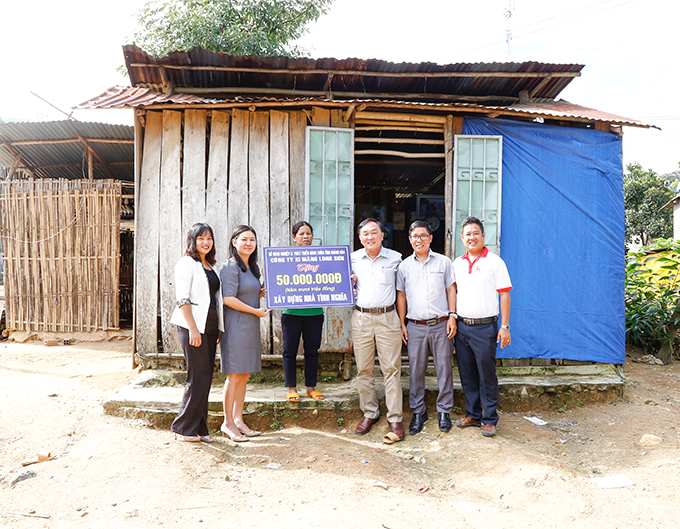Hộ gia đình Cao Bin ở thôn Tà Mơ nhận hỗ trợ kinh phí xây nhà
