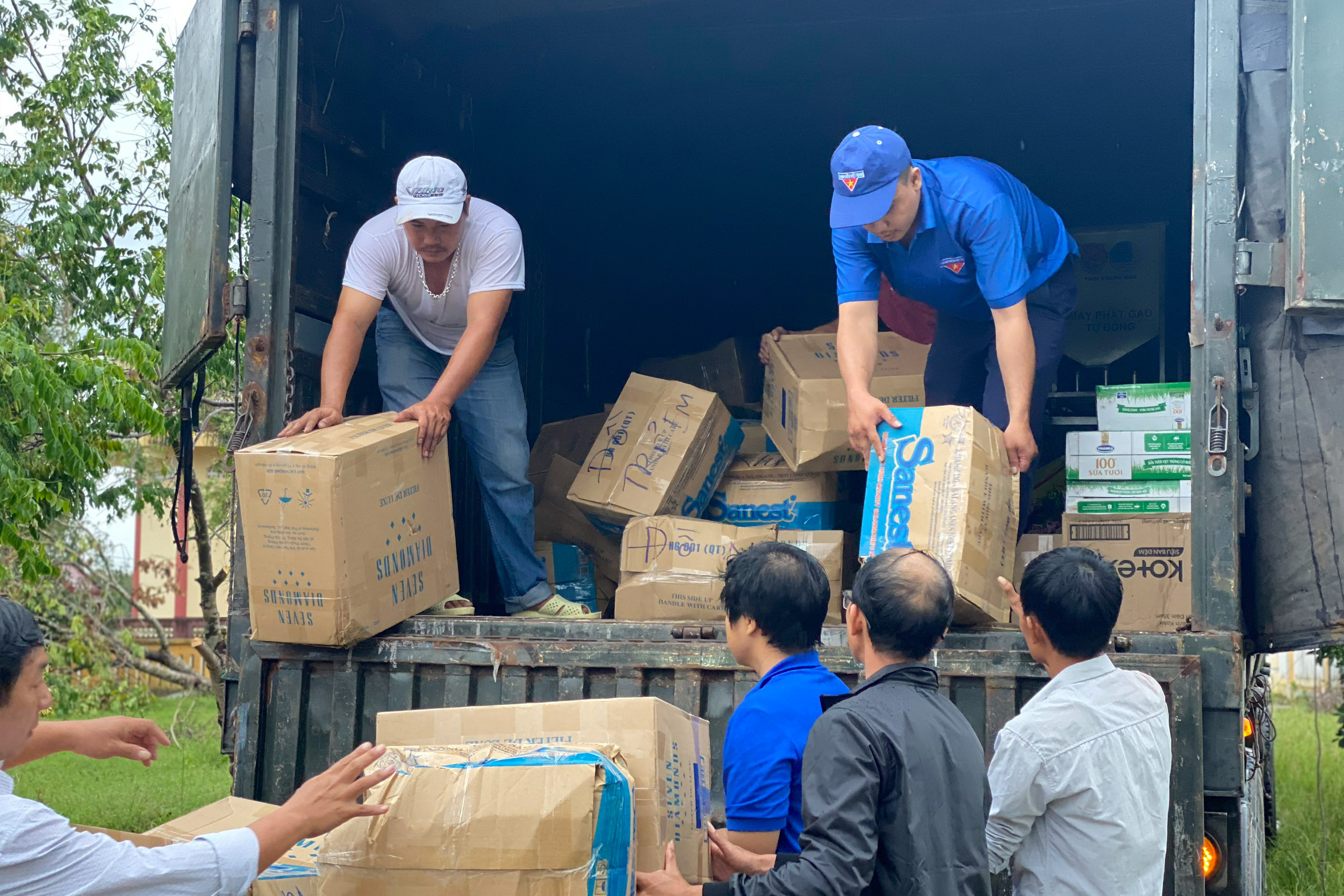 Mang những món quà nghĩa tình về với người dân vùng thiên tai