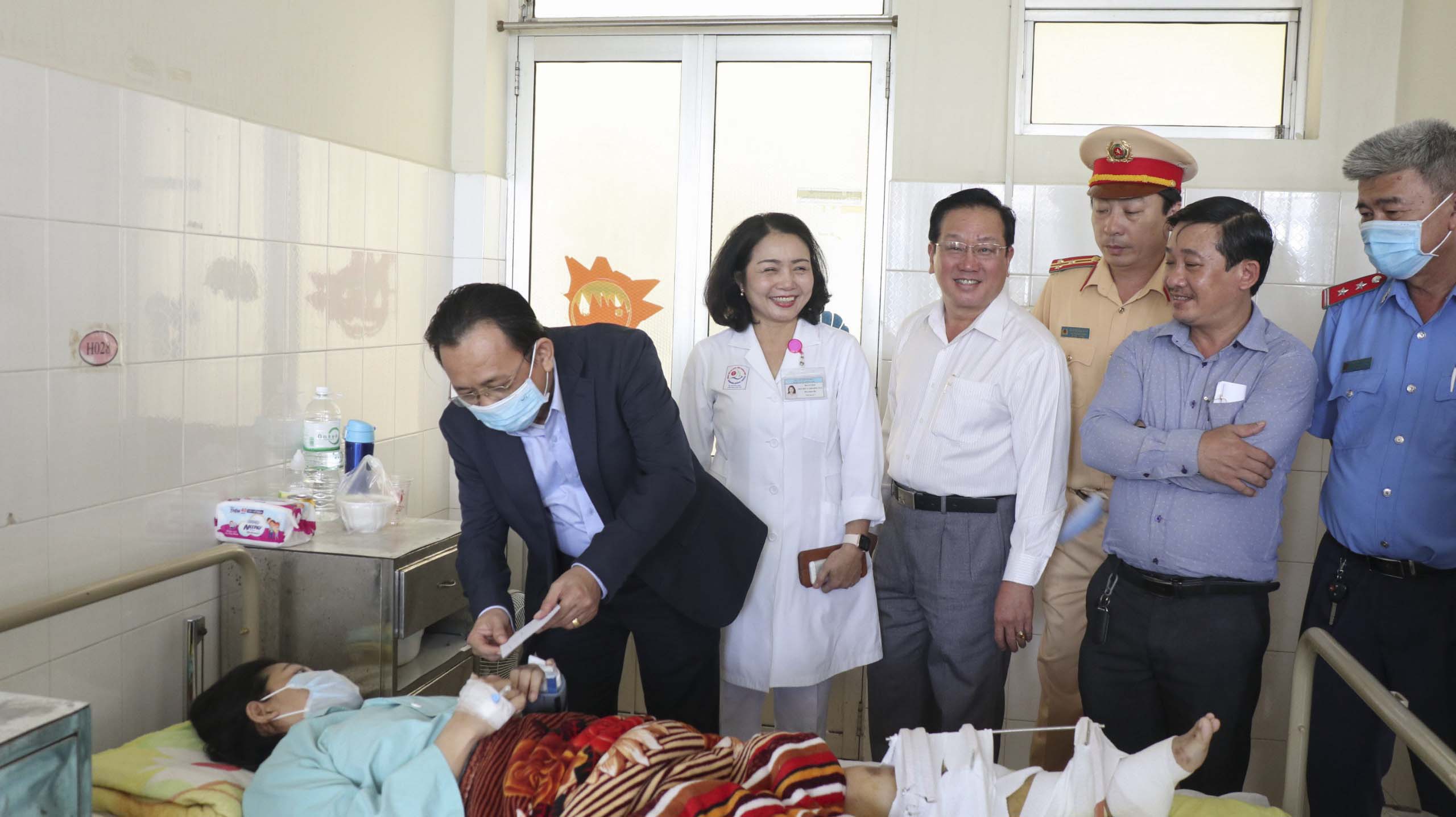 Thăm các nạn nhân bị tai nạn giao thông