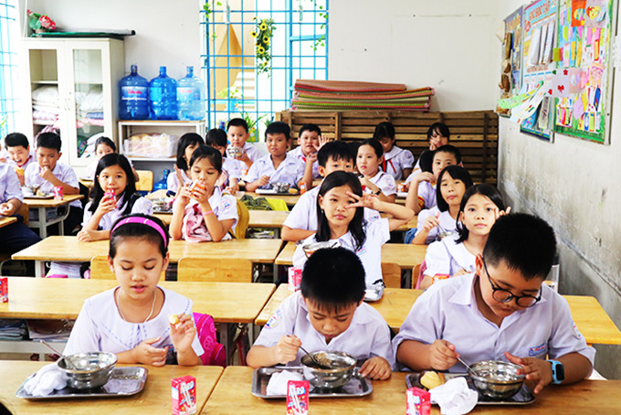 Bữa ăn bán trú ngày 16-10 của học sinh Trường Tiểu học Phước Long 1  trước khi trường tạm dừng tổ chức bán trú từ ngày 19-10. 