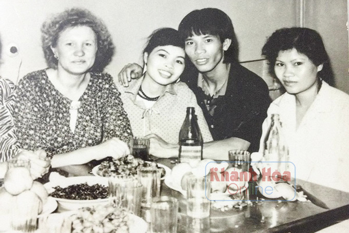 Ông Lê Xuân Thơm (thứ 2 từ phải sang) cùng vợ và các bạn bè ở Nga.