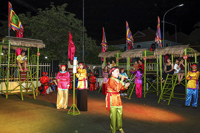 Thành viên Câu lạc bộ bài chòi cổ thị xã Ninh Hòa tại hội chơi bài chòi.
