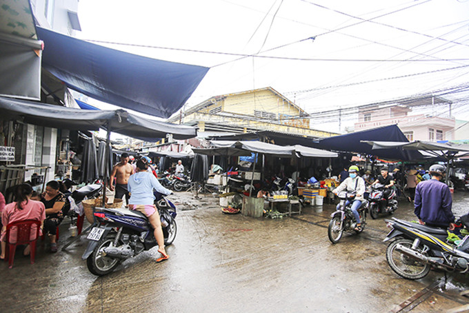 Chợ Bàu nhếch nhác do xuống cấp và thường xuyên ngập nước vào mùa mưa.   