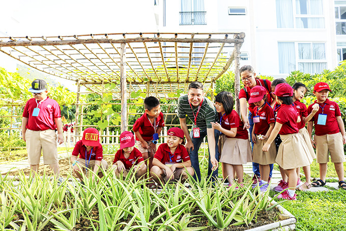 Học sinh đi dã ngoại tìm hiểu làng nghề