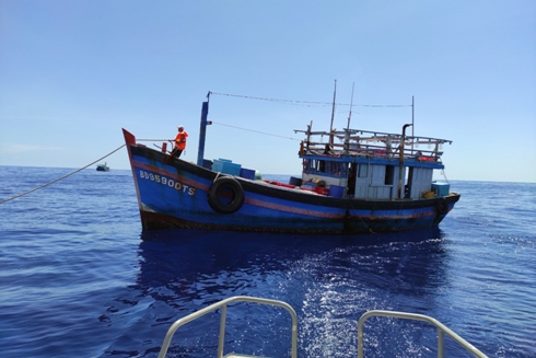 Tàu 522, Lữ đoàn 955 kịp thời cứu hộ 1 tàu cá gặp sự cố trên biển