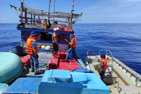 Tàu 522 cứu kéo tàu cá bị sự cố vào lòng hồ đảo Tốc Tan để sửa chữa.
