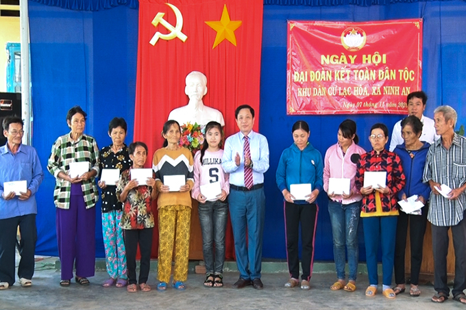 Lãnh đạo tỉnh Khánh Hòa trao quà cho người dân nhân ngày hội đại đoàn kết dân tộc