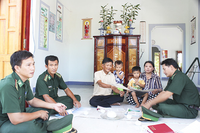 Cán bộ, chiến sĩ Đồn Biên phòng Cam Hải Đông tổ chức tuyên truyền trực tiếp cho người dân trên tuyến biên giới.
