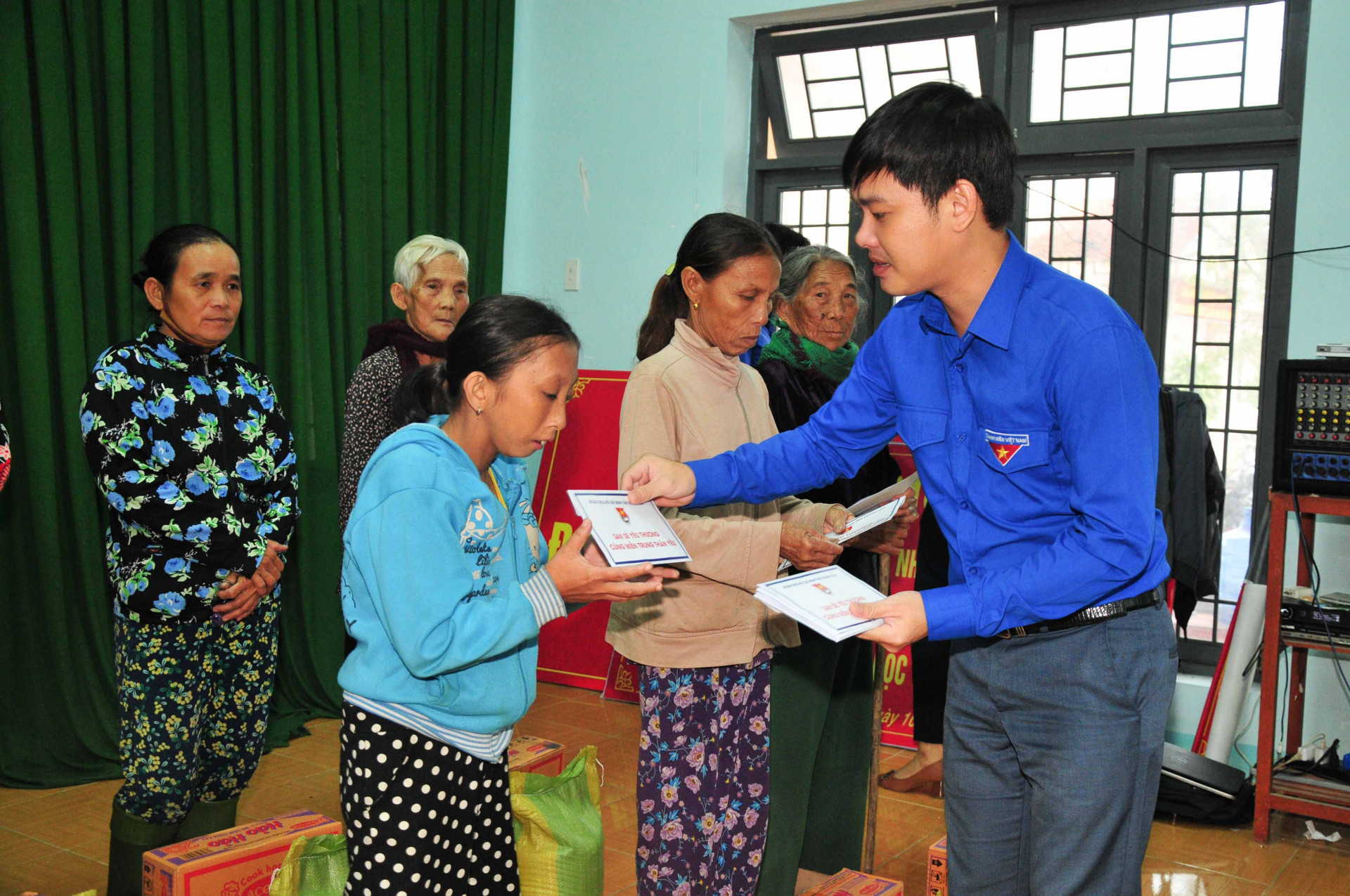Leadership of Khanh Hoa Youth Union offering relief goods to people in Tinh Binh Commune (Son Tinh District, Quang Ngai Province)