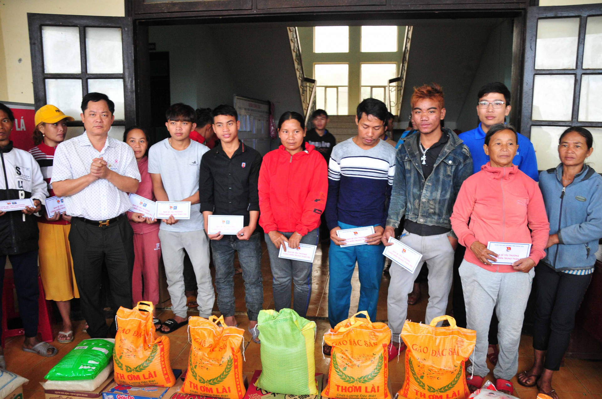 Khanh Hoa Young Entrepreneurs’ Association giving gifts to people in Quang Nam Province