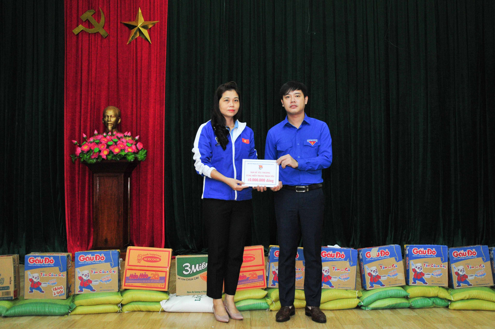Khanh Hoa Youth Union handing VND10 million to Quang Nam Youth Union as a financial support to the family of Ho Van Do (deputy secretary of Phuoc Loc Commune Youth Union (Phuoc Son District, Quang Nam Province) who died on duty while helping people 