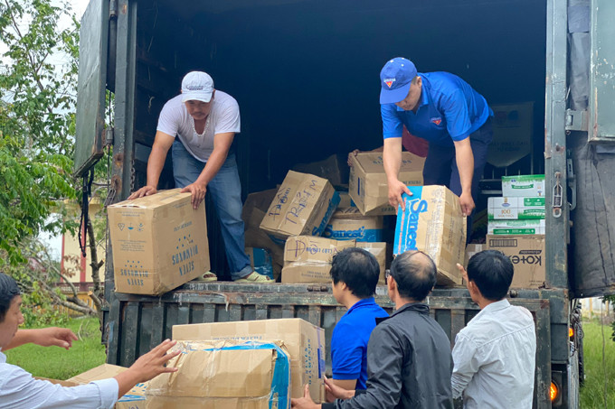 Relief goods are transported by container from Khanh Hoa to Quang Ngai and Quang Nam
