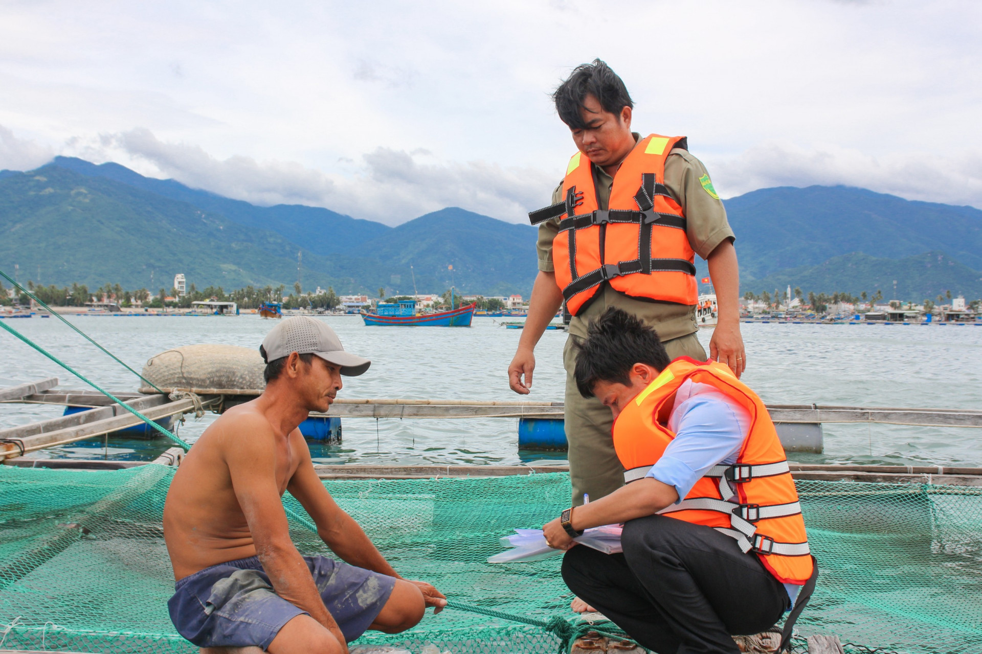 Chính quyền thị trấn Vạn Giã vận động, yêu cầu người dân trên các lồng bè thủy sản vào bờ trước 16 giờ chiều nay.