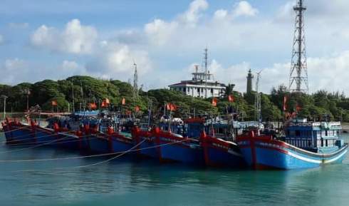 Tàu cá của ngư dân vào tránh trú tại âu tàu đảo Song Tử Tây.