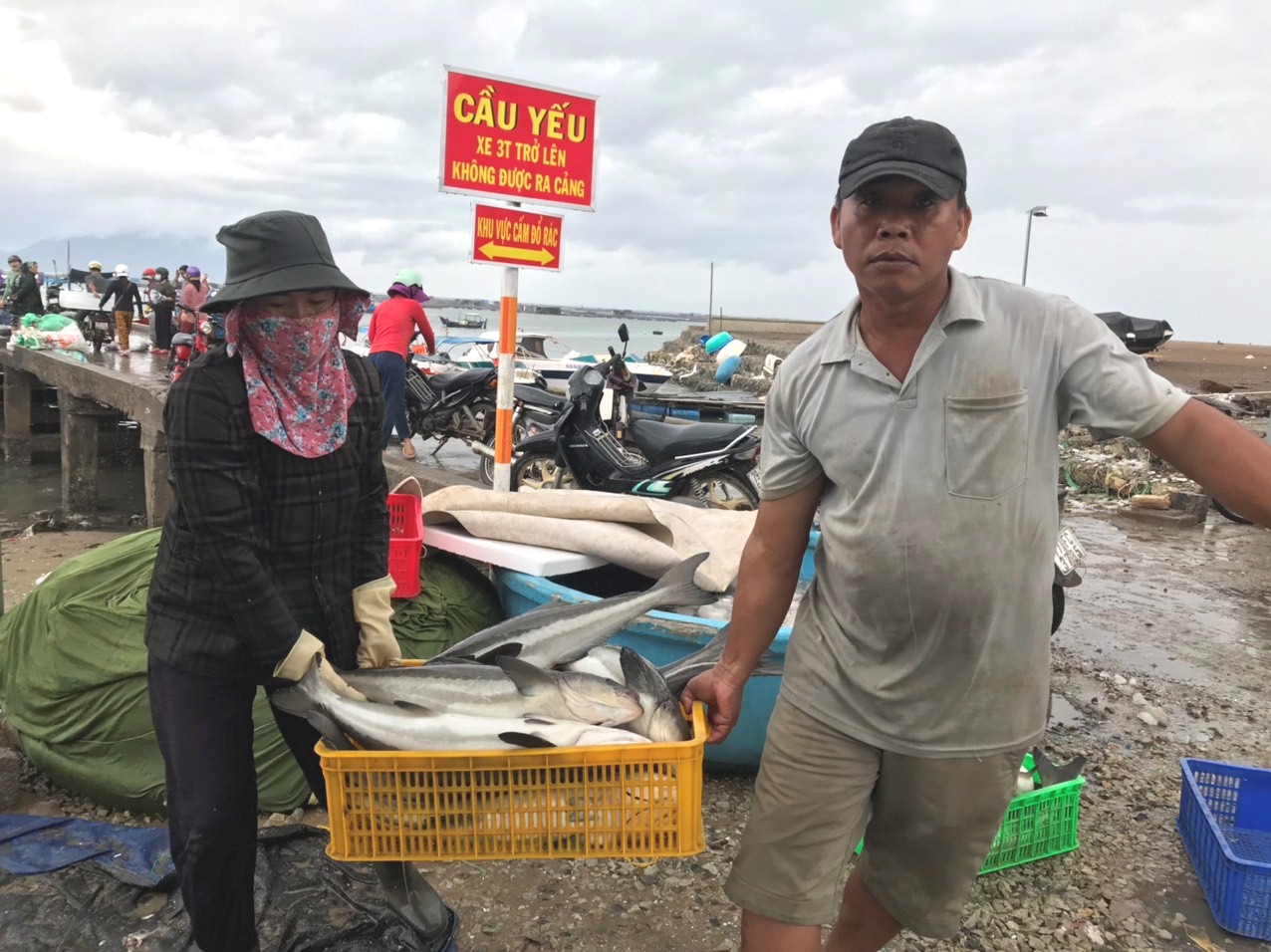 Người dân Vạn Ninh bán thủy sản chạy bão