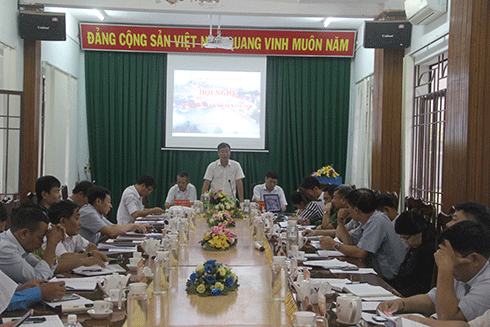 Ông Nguyễn Văn Nhuận - Chủ tịch UBND huyện Khánh Sơn chỉ đạo các địa phương gấp rút ứng phó cơn bão số 12 trên địa bàn