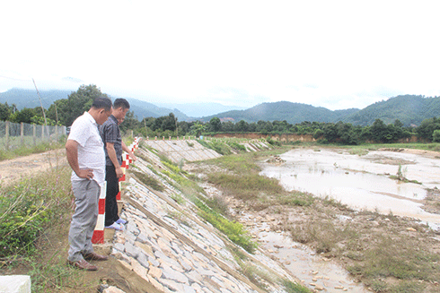 lãnh đạo huyện Khánh Sơn kiểm tra một số địa điểm có nguy cơ sảy ra lũ quét tại xã Sơn Lâm