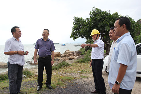  Chủ tịch UBND TP. Nha Trang Nguyễn Anh Tuấn (thứ 3 từ trái qua) kiểm tra tại Vĩnh Lương.