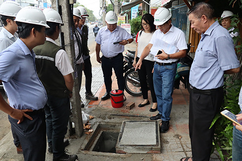 Hạng mục đấu nối thoát nước thải vào các hộ gia đình tại gói thầu NT1.1 trên đường Lê Hồng Phong đang thi công