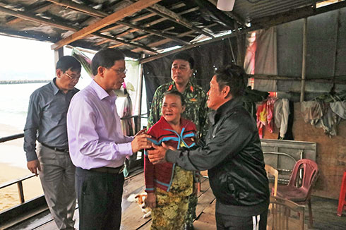 Ông Nguyễn Tấn Tuân thăm hỏi hộ dân sinh sống tại bờ kè Tây Hải, Vĩnh Nguyên.