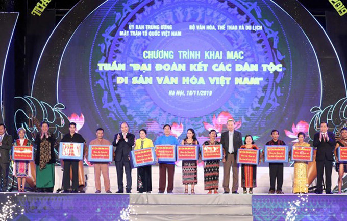 Thủ tướng Nguyễn Xuân Phúc trao quà cho đồng bào các dân tộc sống và sinh hoạt tại Làng Văn hóa-Du lịch các dân tộc Việt Nam trong Tuần đại đoàn kết các dân tộc năm 2019. (Ảnh: Thống Nhất/ TTXVN)