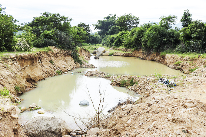1 học sinh lớp 6 chết đuối ở hố khai thác đất, cát