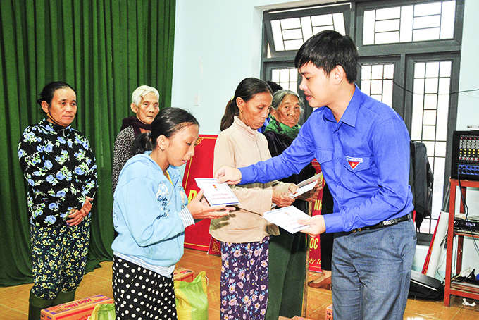 Lãnh đạo Tỉnh đoàn trao quà hỗ trợ cho người dân  xã Tịnh Bình, huyện Sơn Tịnh, tỉnh Quảng Ngãi.