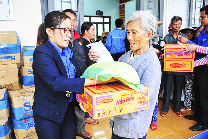 Tỉnh đoàn cùng Hội Doanh nhân trẻ tỉnh trao quà hỗ trợ người dân  xã Hiệp Thuận, huyện Hiệp Đức, tỉnh Quảng Nam.