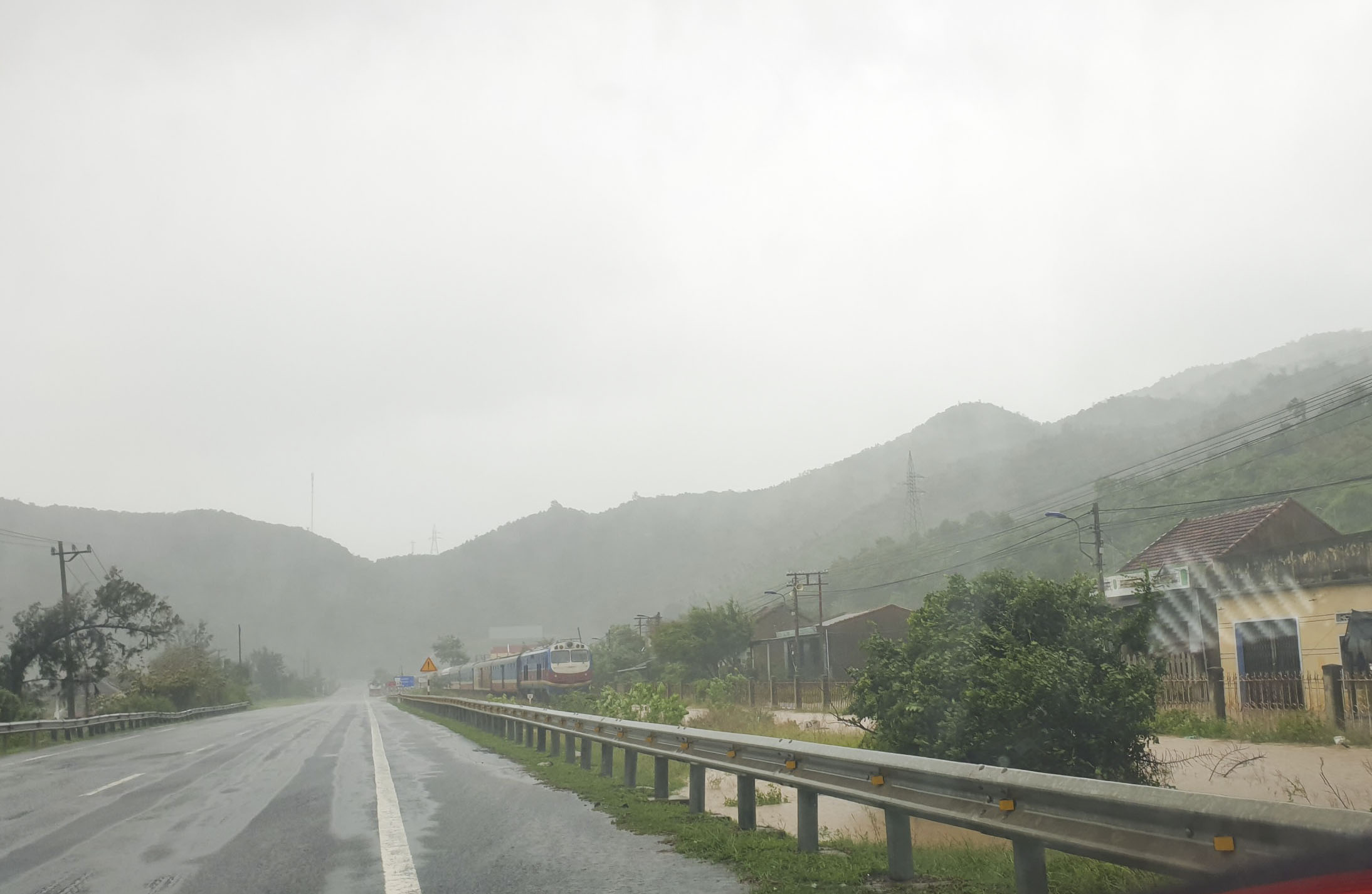 Đường sắt bị phong tỏa do ngập nước