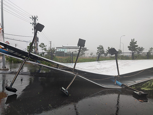 Biển quảng cáo bị gãy đổ ở khu vực Hòn Rớ - ảnh: Thanh Trúc