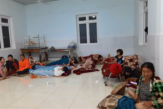 Người dân thôn Thành Phát đang trú bão tại Đồn Biên phòng Hòn Rớ