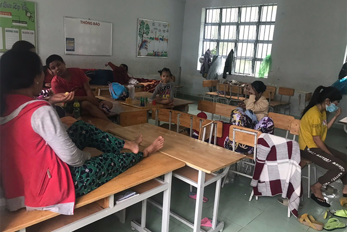 Người dân xã Phước Đồng di dời đến Trường THCS Lê Thanh Liêm tránh bão
