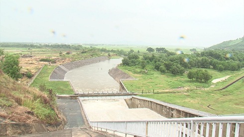 Cống xả điều tiết nước của hồ chứa nước Hoa Sơn