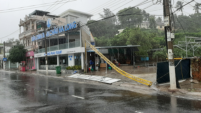 Một bảng hiệu của nhà hàng trên đường Phạm Văn Đồng bị sập. Ảnh N.T