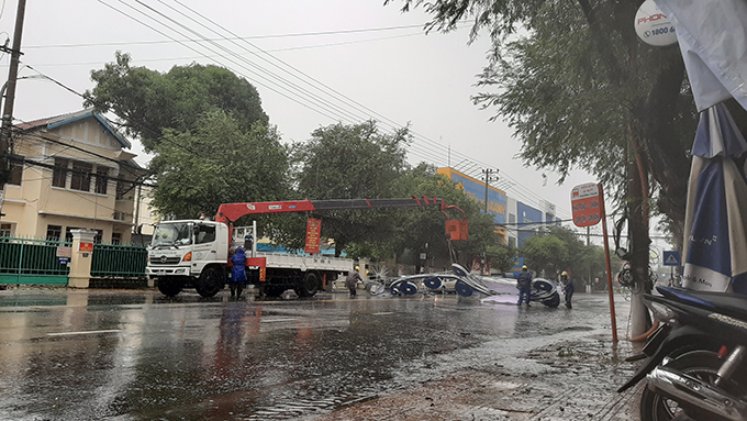 Lực lượng chức năng tháo dỡ bảng đèn trang trí trên đường đường Thái Nguyên. Ảnh N.T