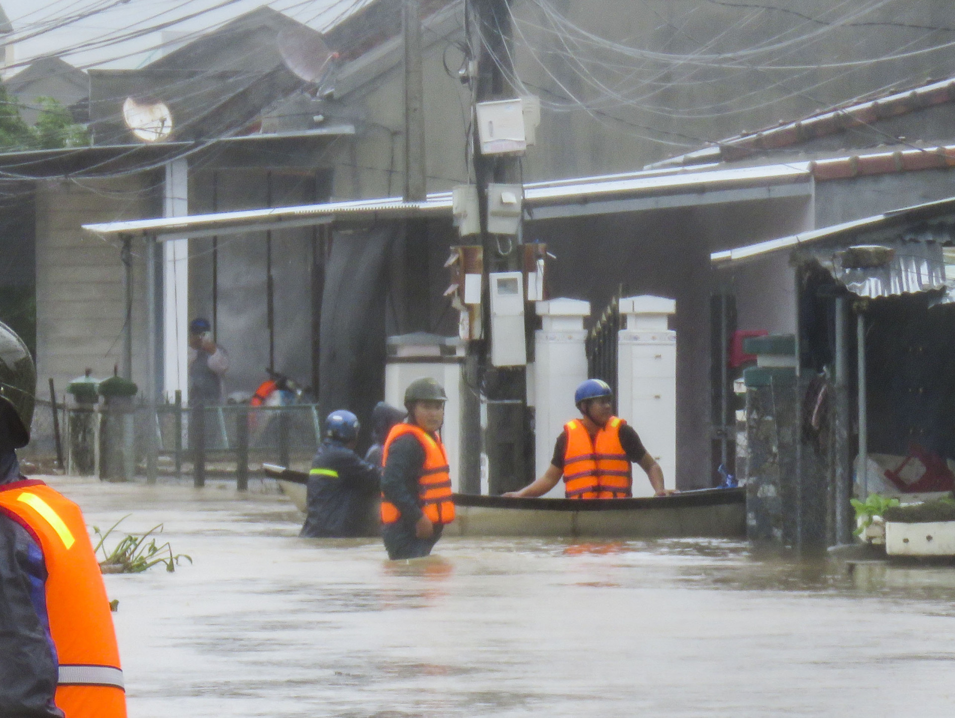 Lực lượng cứu hộ dùng xuồng nhỏ đi tới từng hộ dân để đưa người dân rời khỏi nơi bị ngập lụt.