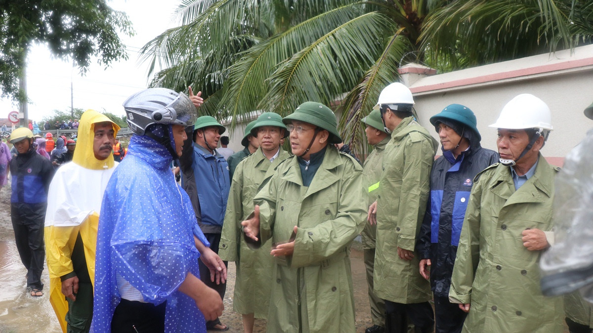 Ông Lê Hữu Hoàng trực tiếp chỉ đạo ứng cứu người dân Vạn Ninh vùng ngập lụt.