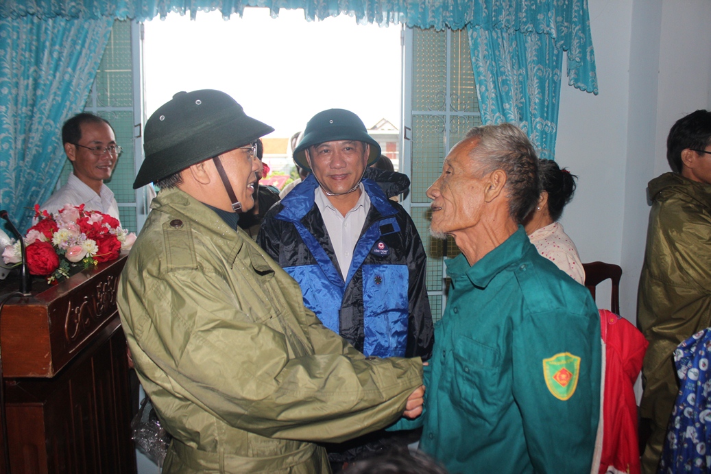 Ông Lê Hữu Hoàng thăm hỏi người dân sau khi được cứu hộ đưa về nơi an toàn.
