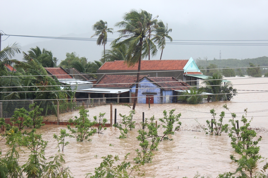 Nhiều nhà dân ở Vạn Bình, Vạn Ninh bị ngập lụt, chia cắt.
