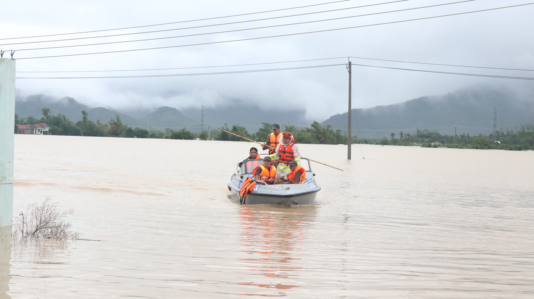 Lực lượng cứu hộ người dân vùng bị ngập lụt, chia cắt.