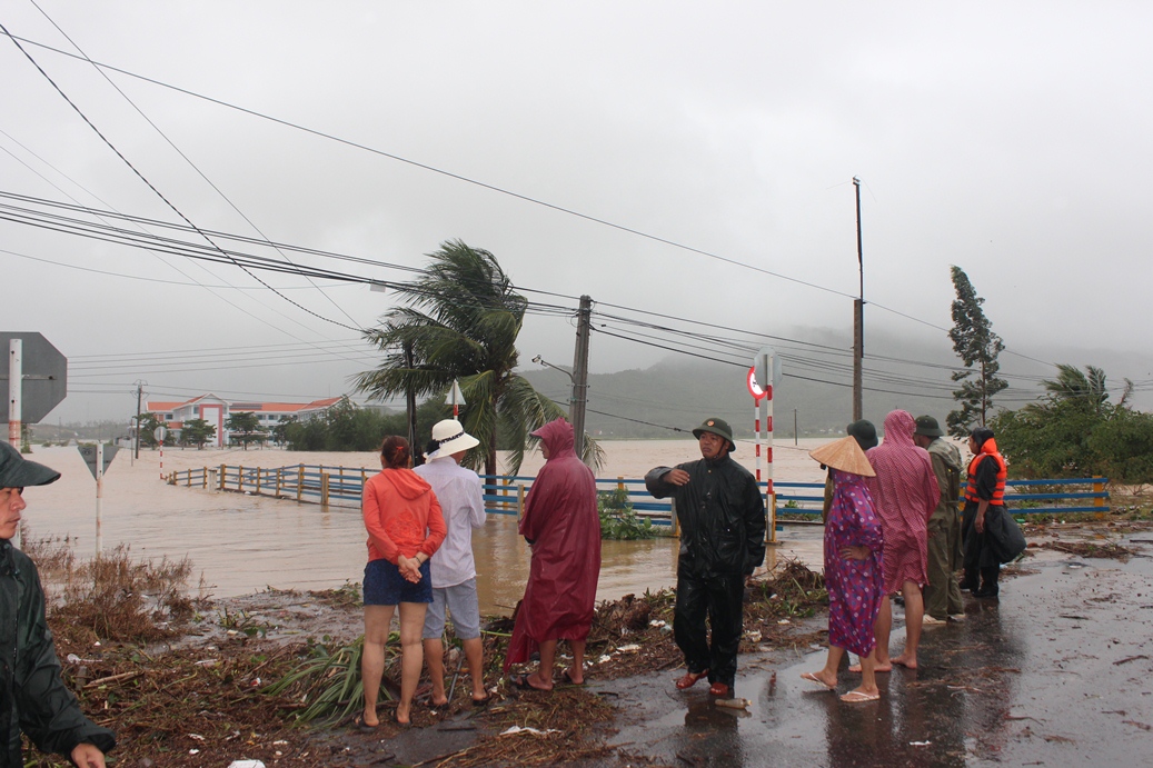 Lực lượng chức năng túc trực ngăn cấm người dân qua lại vùng bị ngập lụt.