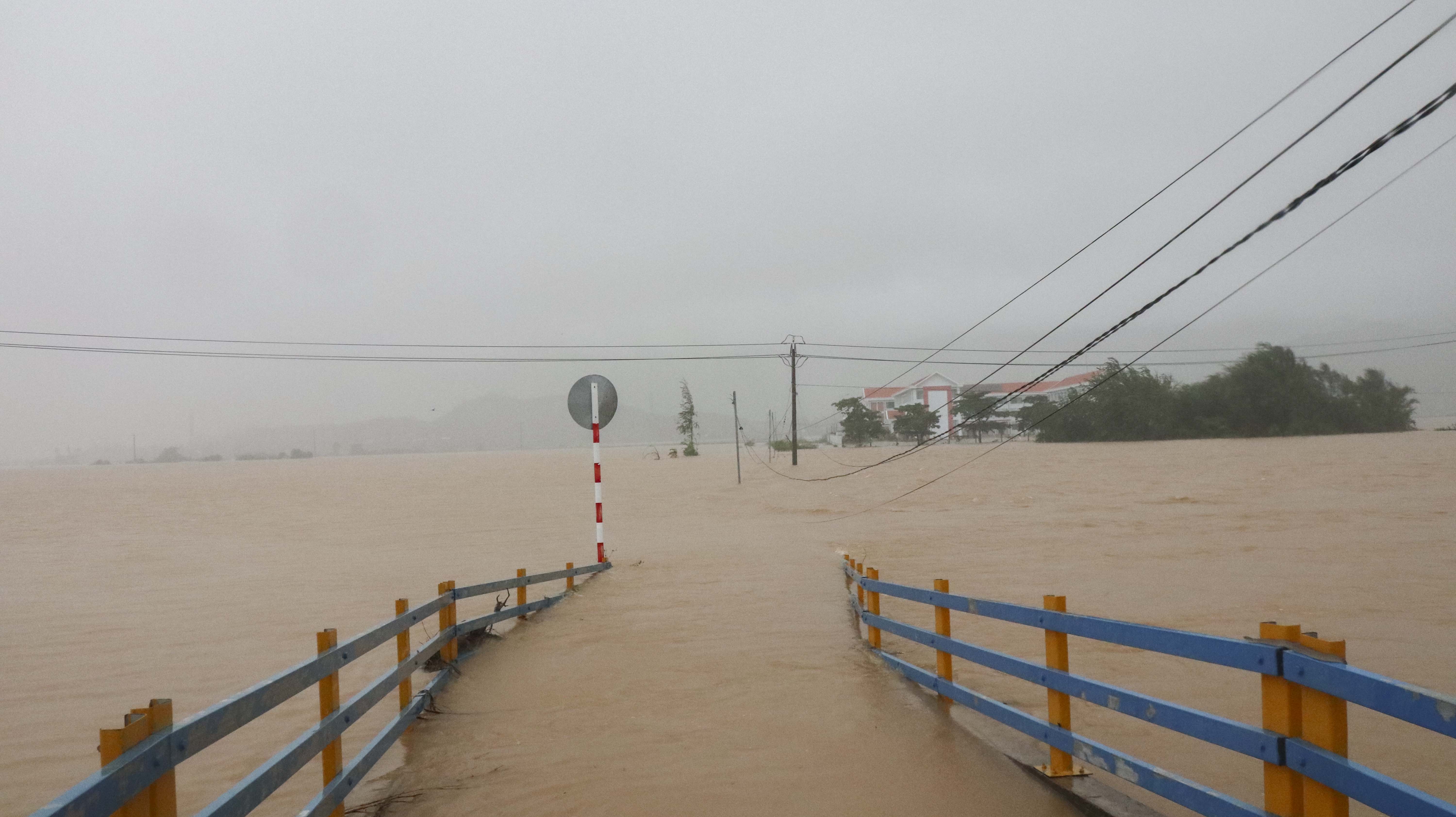 Vạn Ninh chìm trong biển nước