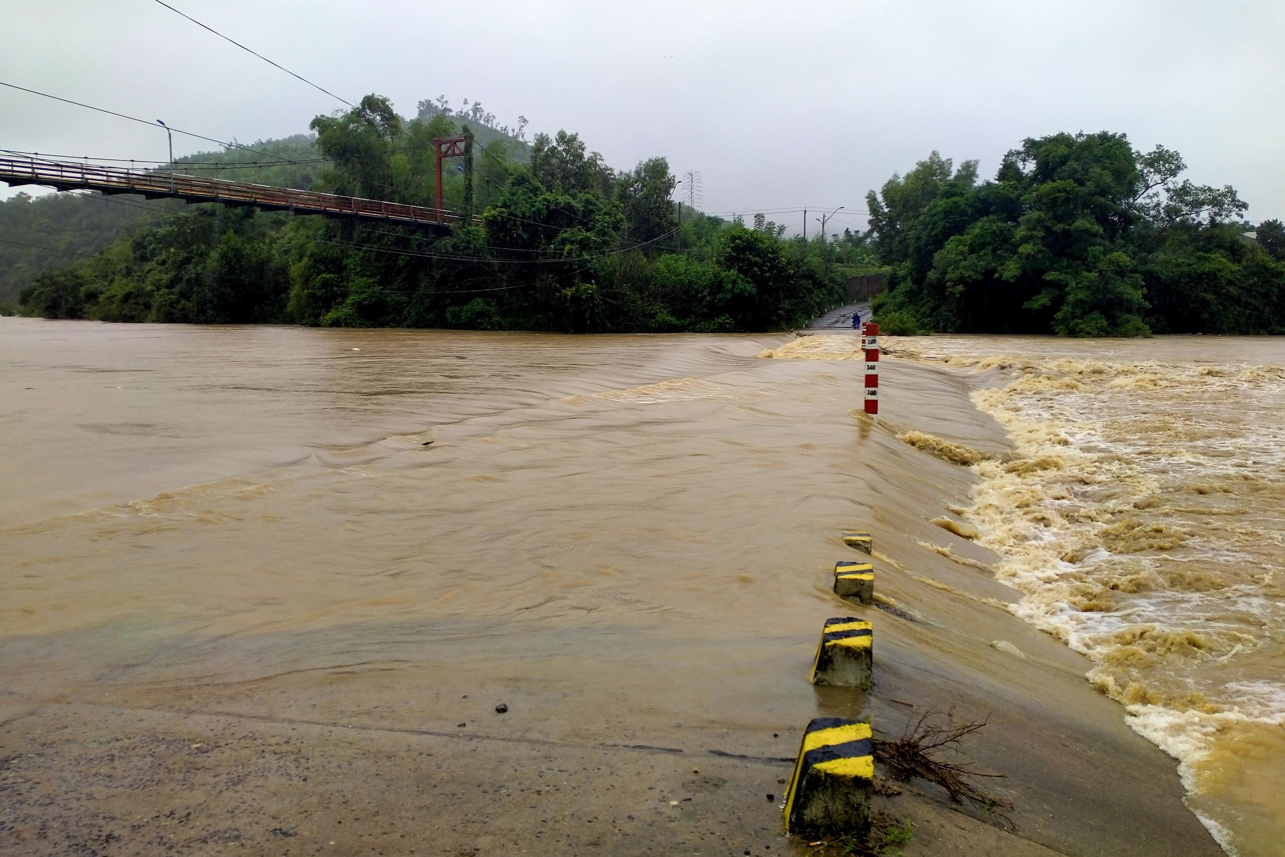Cầu tràn Thác Ngựa bị ngập, nước chảy xiết
