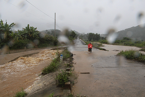 Trong chiều 10-11, một số vị trí ngầm, tràn trên địa bàn huyện Khánh Sơn nước đã băng qua đường
