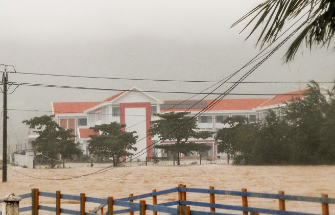 Trường THPT Nguyễn Thị Minh Khai, huyện Vạn Ninh bị ngập. Ảnh: Mạnh Hùng. 