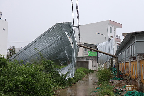 Một miếng tôn khổng lồ bay kéo gãy trụ điện tại xã Phước Đồng