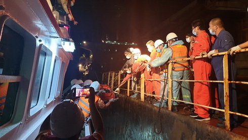 Đưa thuyền viên bị nạn từ tàu hàng sang tàu SAR413