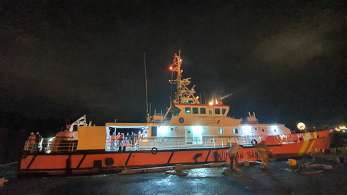 Tàu SAR413 tiến vào vịnh Nha Trang