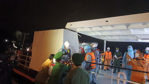 Lực lượng chức năng đưa thuyền viên bị nạn lên bờ